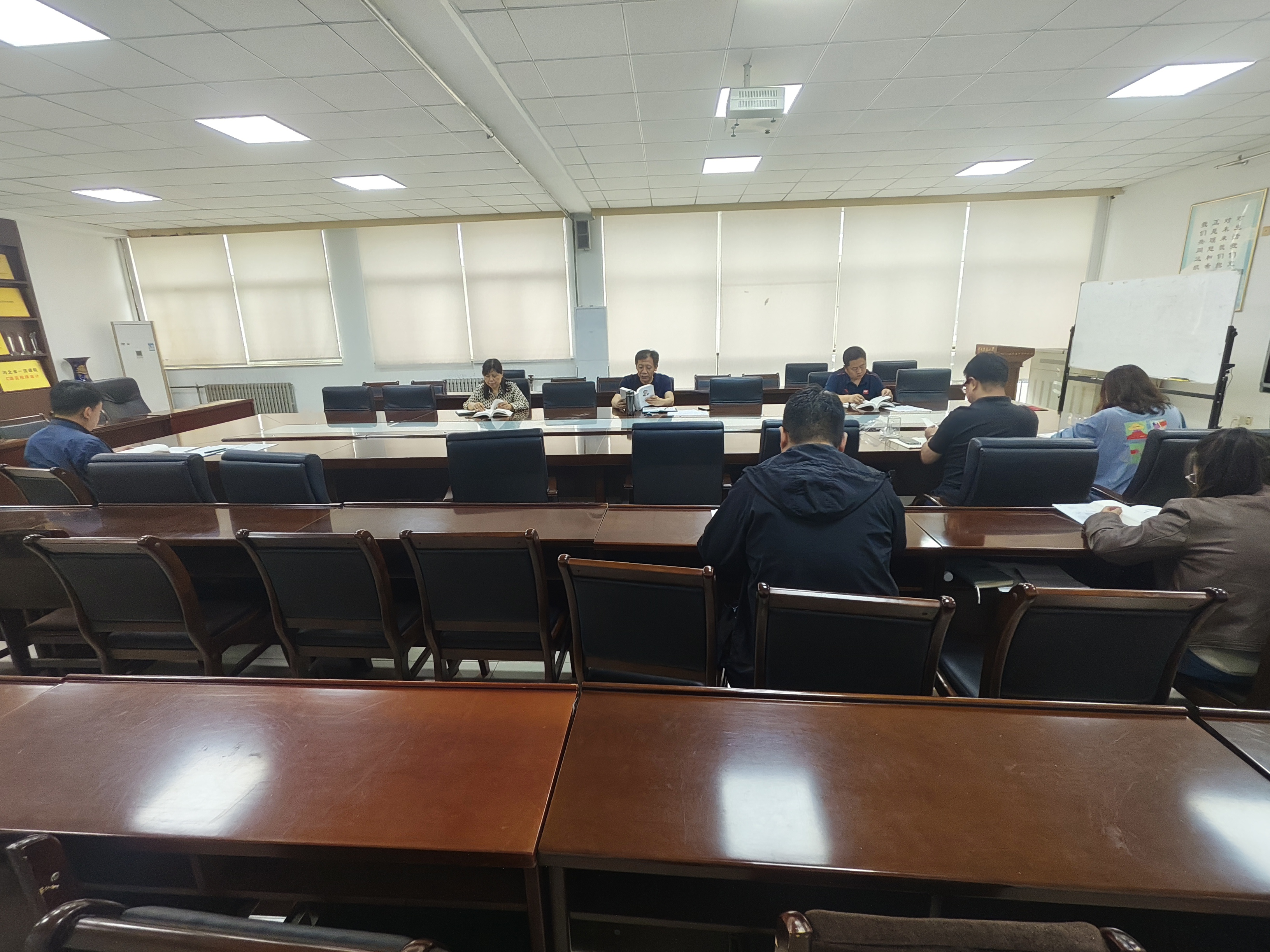 中心组学习.jpg